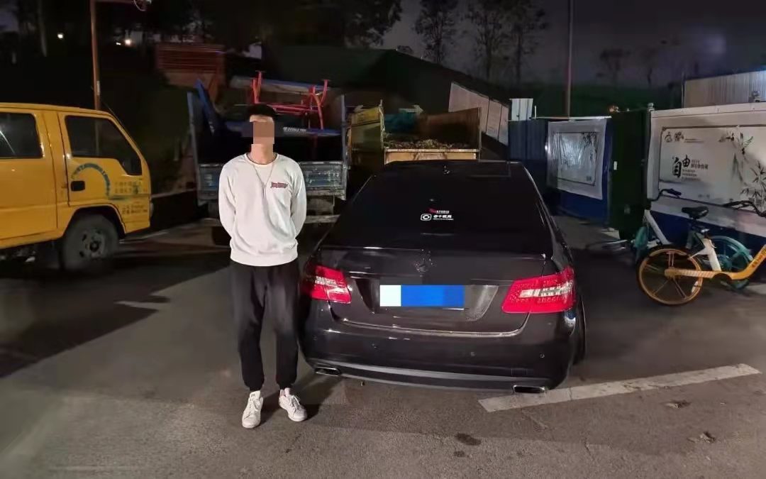 男子駕駛經(jīng)過(guò)改裝的小車(chē)參加聚會(huì)，被當(dāng)場(chǎng)查獲。通訊員供圖